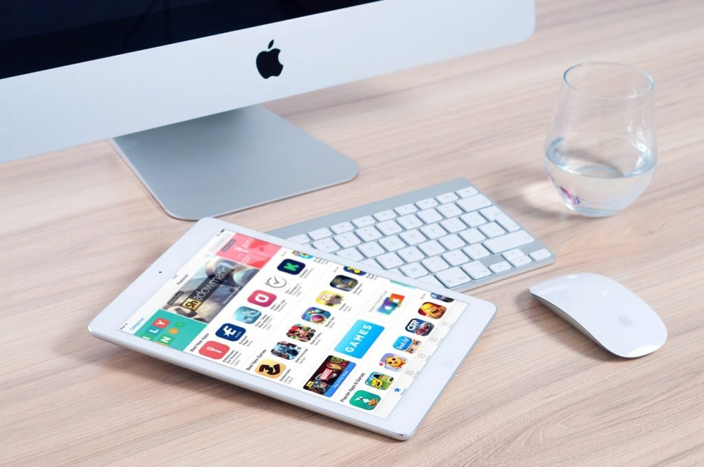 ¿Ha sido el iPhone X un éxito absoluto de ventas o por el contrario un clamoroso fracaso? Uno tiene la sensación de haber vivido ya esta historia en el pasado y con casi los mismos protagonistas; Apple se cuida mucho de compartir las cifras de ventas y no sería la primera vez que se ha dado por muerto un producto que luego ha sido un éxito apabullante en unidades vendidas. El iPhone X es un dispositivo transgresor y tal vez por este motivo, resulta realmente importante conocer cómo ha reaccionado el mercado y en este sentido, Asia-Nikkei ha vaticinado la catástrofe: Apple habría reducido a la mitad la producción del smartphone tras una presuntamente pobre campaña navideña. Sin embargo, el fabricante estaría reforzando la presencia del terminal en el mercado con nuevos modelos, y uno de ello sobredimensionado. Son muchos los rumores vertidos en torno a la compañía de Cupertino, pero cuando Ming-Chi Kuo, el conocido analista de KGI Securities, abre la boca, conviene escucharle porque la gran mayoría de sus pronósticos se cumplen. En el caso que nos ocupa, este analista ha avanzado que Apple presentará este año dos nuevos iPhone X (aunque Kuo se ha referido a ellos como smartphones con pantalla OLED), y uno de ellos con unas dimensiones desmedidas: 6,5 pulgadas. Para situarnos, el iPhone X cuenta con una pantalla de 5,8 pulgadas, mientras que el otro grande de la casa, el iPhone 8 Plus, se queda en las 5,5 pulgadas; y conviene recordar, además, que en este nuevo modelo, Apple prescinde por completo de los marcos y el botón home, con lo que todo el frontal es pantalla. El iPhone crecerá a unas dimensiones ya casi más cercanas a las del iPad mini ¿Por qué el iPhone crecería a unas dimensiones ya casi más cercanas a las del iPad mini? Aunque el analista no se ha aventurado a explicar las posibles causas, sí ha dejado entrever que el equipo no habría alcanzado las previsiones de ventas y por un motivo evidente: el desmedido precio del iPhone X. En este sentido, Kuo sostiene que un modelo de más tamaño animaría las ventas y lucharía cara a cara con terminales como el Galaxy Note 8, que gozan de una gran popularidad en el mercado y cuentan ya con su público.