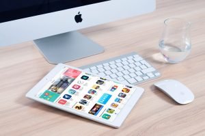 ¿Ha sido el iPhone X un éxito absoluto de ventas o por el contrario un clamoroso fracaso? Uno tiene la sensación de haber vivido ya esta historia en el pasado y con casi los mismos protagonistas; Apple se cuida mucho de compartir las cifras de ventas y no sería la primera vez que se ha dado por muerto un producto que luego ha sido un éxito apabullante en unidades vendidas. El iPhone X es un dispositivo transgresor y tal vez por este motivo, resulta realmente importante conocer cómo ha reaccionado el mercado y en este sentido, Asia-Nikkei ha vaticinado la catástrofe: Apple habría reducido a la mitad la producción del smartphone tras una presuntamente pobre campaña navideña. Sin embargo, el fabricante estaría reforzando la presencia del terminal en el mercado con nuevos modelos, y uno de ello sobredimensionado. Son muchos los rumores vertidos en torno a la compañía de Cupertino, pero cuando Ming-Chi Kuo, el conocido analista de KGI Securities, abre la boca, conviene escucharle porque la gran mayoría de sus pronósticos se cumplen. En el caso que nos ocupa, este analista ha avanzado que Apple presentará este año dos nuevos iPhone X (aunque Kuo se ha referido a ellos como smartphones con pantalla OLED), y uno de ellos con unas dimensiones desmedidas: 6,5 pulgadas. Para situarnos, el iPhone X cuenta con una pantalla de 5,8 pulgadas, mientras que el otro grande de la casa, el iPhone 8 Plus, se queda en las 5,5 pulgadas; y conviene recordar, además, que en este nuevo modelo, Apple prescinde por completo de los marcos y el botón home, con lo que todo el frontal es pantalla. El iPhone crecerá a unas dimensiones ya casi más cercanas a las del iPad mini ¿Por qué el iPhone crecería a unas dimensiones ya casi más cercanas a las del iPad mini? Aunque el analista no se ha aventurado a explicar las posibles causas, sí ha dejado entrever que el equipo no habría alcanzado las previsiones de ventas y por un motivo evidente: el desmedido precio del iPhone X. En este sentido, Kuo sostiene que un modelo de más tamaño animaría las ventas y lucharía cara a cara con terminales como el Galaxy Note 8, que gozan de una gran popularidad en el mercado y cuentan ya con su público.