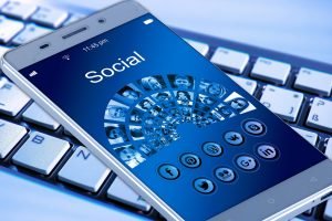 5 preguntas para hacer marketing de contenidos   1) ¿Tienes claros los objetivos? Lo primero que debes tener claro a la hora de plantearte llevar a cabo una estrategia de marketing de contenidos son los objetivos que tienes. Es lógico, ¿no? Pero hay que hacer esta reflexión, puesto que marcará todo lo demás, también el hecho de poderlo medir o no. Es decir, no es lo mismo querer informar frecuentemente al cliente de las novedades en tu sector que querer transmitirle las aportaciones de valor que puedes realizar para él a través de imágenes, por poner solo un ejemplo. En este sentido, analizar exactamente para qué quieres utilizar el marketing de contenidos es crucial.   2) ¿Tienes realmente contenido para aportar? Ok. Ahora ya sabes que aportar contenido a los clientes o usuarios es altamente recomendable y, por lo tanto, estás convencido -o casi- de que deberías hacerlo de algún modo u otro. Y, además, tienes claro lo que quieres conseguir. Pero debes preguntarte algo más: ¿Tienes el contenido adecuado para hacerlo? Por ejemplo, quizás por tu tipo de negocio sería muy bueno que estuvieses en Twitter, ¿pero sabrás qué comunicar allí? Y también es posible que llegues a la conclusión de que sería genial abrir un blog, ¿pero tienes contenidos interesantes para poner allí? Como siempre, pues, lo primero es la materia prima. Mi recomendación en este punto es sencilla y, al mismo tiempo, alberga cierta contundencia: si no tienes nada que decir, mejor que no digas nada. Lógico, ¿no? Pues a menudo no se cumple. Asegúrate que tienes el contenido necesario para “tener algo que decir”. No lo hagas “porque toca”. De todas formas, toda empresa suele tener siempre algo que aportar en contenido, por lo que deberás buscar en la esencia. Muchas veces nos complicamos y, en este proceso de compliación, a menudo producido por querer abarcar demasiado, perdemos de vista lo que sabemos realmente. Esto es lo que les gustará a tus clientes actuales o potenciales. Olvídate de los rellenos.   3) ¿Sabes a quién vas a dirigirte? Este punto parte de la base de que no es lo mismo dirigirte a un segmento de clientes que a otro y, por supuesto, no es lo mismo encaminar tus esfuerzos a clientes existentes que a potenciales. Te recomiendo que acotes los segmentos a los que quieres llegar con tus acciones de marketing de contenidos. Si haces esta reflexión, es muy probable que detectes aspectos que valoran dichos segmentos y, por lo tanto, que tu enfoque sea el correcto. Si no, seguramente “dispararás” al aire. La segmentación de los públicos objetivos es fundamental.   4) ¿Conoces las plataformas que debes elegir? Del mismo modo que es importante escoger los formatos más adecuados, también es muy relevante en términos de comunicación online el hecho de saber escoger la plataforma o plataformas a través de las que quieres comunicarte con tus clientes existentes o con tus clientes potenciales. En el primer caso, utilizarás el marketing de contenidos fundamentalmente para la fidelización online y, en el segundo, para captar el interés de nuestros clientes. En este sentido, lo que está claro es que no es lo mismo utilizar un blog que servirte de Twitter, por ejemplo, para comunicar un determinado mensaje a un determinado segmento. ¿Qué medio social o canal de comunicación es mejor utilizar? Dependerá de cada caso. Deberás hacer una reflexión importante al respecto, puesto que la elección de la plataforma determinará en gran medida tus opciones. Y sobre todo debes conocer las posibilidades que te ofrecen cada una de las plataformas. Por ejemplo, en el caso de un blog debes elegir el gestor de contenidos (o CMS, las siglas en inglés) que utilizarás. La elección de las plataformas no se basa solamente en pensar que con un blog ya está todo decidido. Si quieres hacerlo bien, debes tener en cuenta muchos aspectos relacionados con tu estrategia de negocio y con tu plan de marketing general. Como he comentado en el punto 1, todos tus esfuerzos deben ser coherentes con los objetivos.   5) ¿Sabes comunicar adecuadamente? Pongamos que ya tienes el contenido. Ahora debes saber transmitir lo que quieres que tus clientes perciban de ti o de tu empresa. ¿Sabes hacerlo? No es lo mismo hacerlo mediante imágenes o vídeos que a través de texto; o con un mensaje totalmente directo que con algo más subliminal. En este punto la comunicación online, en su concepción más esencial, tiene un papel muy importante, por lo que no se puede trivializar considerándola como algo secundario. Además, recuerda que la batalla del marketing trata mucho más sobre percepciones que sobre realidades o productos y que en en el mercado lo singular suele tener cabida siempre, afirmaciones que configuran dos de ‘Las 22 leyes inmutables del marketing’ -libro de Al Ries y Jack Trout-, concretamente la de la percepción y la de la singularidad. Por lo tanto, aunque realmente creas que tienes contenido que puede aportar valor a tus clientes, sino saber cómo comunicar dicho valor en realidad es como si lo tuvieses y si el modo de comunicarlo es igual que el de los demás la diferencia real no se percibirá tanto.   He creado una infografía sobre marketing de contenidos a modo de resumen de todo lo expuesto anteriormente. Espero que te guste…  