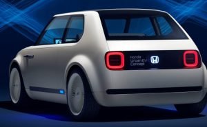 15 minutos de carga para recorrer unos 240 kilómetros de distancia. Ese es el ambicioso objetivo que Honda ha establecido para el año 2022, según afirma el diario económico Nikkei. Para alcanzar el objetivo, el fabricante japonés está desarrollando avanzadas tecnologías de batería junto a algunos de sus principales partners. Hasta ahora, Panasonic ha sido el principal suministrador de baterías para los vehículos eléctricos e híbridos de la marca. El próximo reto de los fabricantes de automóviles parece ser la reducción de los tiempos de carga. Una vez superado el problema de la autonomía, el próximo reto de los fabricantes de automóviles parece ser la reducción de los tiempos de carga, que lastran y dificultan, a día de hoy, la adopción del vehículo eléctrico. Tesla, uno de los mayores impulsores de la motorización eléctrica, ofrece a día de hoy un sistema de carga rápida capaz de entregar hasta 270 kilómetros de autonomía en 30 minutos. Para lograrlo es necesario conectar el vehículo a uno de los Supercargadores que la compañía está desplegando a lo largo del mundo. Con un cargador estándar, en cambio, los tiempos de carga de sus vehículos son mucho más prolongados.