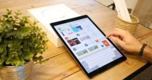Incluso juntas, como mencionábamos previamente, Samsung y Amazon suman 41,6 millones de tablets vendidas… Pero ni aún así logran alcanzar las ventas de Apple. Es un dato brutal. Análisis de mercado de la venta de tablets en 2017 Profundizando más en el tema que nos compete hoy, Apple logró una cuota de mercado del 26,8 % en la categoría de tablets. Por su parte, el iPhone también superó las ventas de Samsung, Xiaomi, Huawei y otras compañías fabricantes de smartphones durante el último cuatrimestre de 2017, con un total de 77,3 millones de unidades vendidas y una cuota de mercado del 14,3 %.