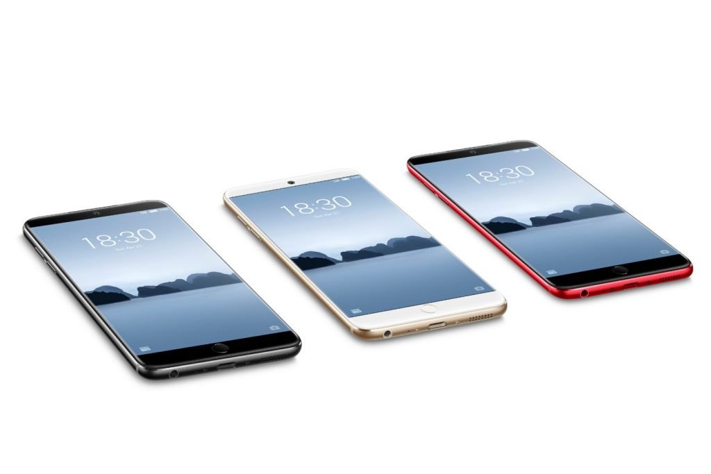 Regresando a los teléfonos que presentaría Meizu, el leak muestra que la serie de potenciaría con un procesador Qualcomm Snapdragon 845. El Meizu 16 regular tendría 6GB de RAM y variantes de 64GB o 128GB nativos, con una batería de 3,080mAh. Por su parte, el Meizu 16 Plus se ofrecería con los mencionados 8GB de RAM con 256GB nativos, aunque también habría una versión Pro más escueta en RAM; su batería sería de 3,800mAh. Las variantes del Meizu 16 también se diferenciarían por sus dimensiones: la primera llegaría con una pantalla de 5.6 pulgadas, mientras que la segunda subiría hasta las 6.1 pulgadas. Además, el modelo Plus podría contar con una configuración de cámara triple de 12MP + 12MP + 20MP, de acuerdo a la fuente. Por su parte, el regular tendría cámara doble trasera de 12MP + 20MP, y una cámara frontal de 20MP. Vale recordar que la presente es sólo información rumoreada y que Meizu no ha confirmado el desarrollo de la serie Meizu 16, que según se dice sería presentada hacia el mes de agosto. ¿Precios? El modelo regular con 64GB estaría en torno a los US$470, US$515 para la variante regular con 128GB nativos. Las ediciones Plus se venderían en torno a los US$580 para el que tiene 6GB de RAM, mientras que el avanzado equipo con 8GB de RAM ascendería a los US$625.