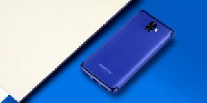 El Oukitel K8 nos ofrecerá una pantalla con resolución Full HD de 6 pulgadas y formato 18:9, junto a un sistema de doble cámara trasero acompañado de un sensor de huellas en la parte trasera del dispositivo. Oukitel no ha querido seguir la tendencia del mercado y apuesta por el diseño tradicional, donde los marcos superior e inferior están presentes y de forma bastante pronunciada. De momento, crear un smartphones resistentes a golpes, caídas además del agua y con una amplia batería parece estar reñido con el diseño. El material utilizado en la parte trasera del dispositivo es policarbonato, con una capa especial que nos muestra un aspecto y tacto metálico pero sin ser un imán para las huellas. En el interior de, dispositivo, encontramos una batería de 5.000 mAh más que suficiente como para poder aguantar un par de días de uso intensivo sin tener que pasar por el cargador en ningún momento. De momento, no tenemos más especificaciones respecto al procesador, pero lo más probable es que esté gestionado por un procesador de 8 núcleos fabricado por MeidiaTek. Tampoco conocemos el precio de salida, pero si estás interesado, tan solo tienes que seguir leyéndonos. Seguiremos informando.