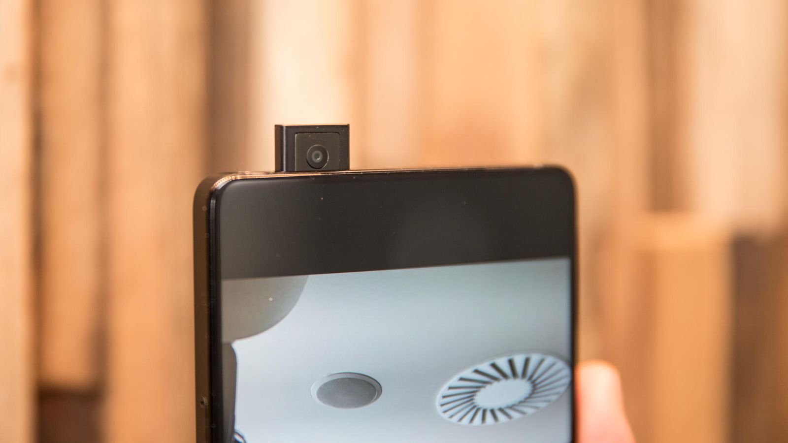 Hablando de cámaras, la frontal estará equipada con un sensor de nada más y nada menos que 24MP. Por otro lado, la parte posterior del dispositivo está equipado con un módulo de doble cámara que consta de 20MP + 16MP. Por supuesto, el Snapdragon 710 está al mando con 4 GB de RAM. Cuenta con 64 GB de almacenamiento interno. También está alimentado por una batería de 3.320 mAh. Android 8.1 Oreo vendrá preinstalado de fábrica. Los rumores han sido bastante frecuentes. Esto es bastante esperado ya que la fecha de lanzamiento se acerca, el 12 de junio precisamente. Pero aún deberíamos tomar esta noticia con una saludable porción de escepticismo. Vivo espera acaparar el mercado y hacerse espacio dentro de los smartphones preferidos por los usuarios. Las especificaciones están a la altura de la competencia, y sobre todo, en innovación, están por encima de cualquier otra empresa.