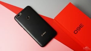 El 360 N7 Pro viene con una pantalla completa FullHD+ de 5.99 pulgadas de formato 18:9. A la vez, equipa un procesador Snapdragon 710 de Qualcomm, 6GB de memoria RAM LPDDR4X, y 64 y 128GB de espacio de almacenamiento interno, por lo que se dispone de dos variantes de este modelo. También lleva una batería de 4.000mAh con soporte para carga rápida de 18W, un lector de huellas en la parte trasera, un puerto microUSB Tipo-C, un Jack de 3.5mm y viene con tecnología de reconocimiento facial. En el apartado fotográfico, el teléfono cuenta con una doble cámara trasera de 12 y 20MP, mientras que en la parte delantera hay un sensor de 16MP combinada con una lente profesional de profundidad de campo. El 360 N7 Pro también viene con varias características basadas en la inteligencia artificial, como Anti-desenfoque IA, Exposición Inteligente IA y Embellecimiento IA. Más a fondo, en base a la inteligencia artificial, el 360 N7 Pro llega con función de traducción de voz IA en tiempo real, que es capaz de traducir varios idiomas. También hay una función de traducción de imágenes que puede resolver fácilmente las dificultades de traducción de las señales de tráfico y documentos en inglés, casi de la misma manera que lo hace el traductor de Google.