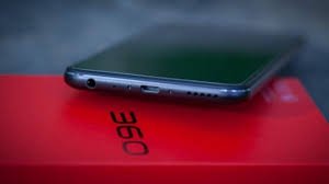 El 360 N7 Pro viene con una pantalla completa FullHD+ de 5.99 pulgadas de formato 18:9. A la vez, equipa un procesador Snapdragon 710 de Qualcomm, 6GB de memoria RAM LPDDR4X, y 64 y 128GB de espacio de almacenamiento interno, por lo que se dispone de dos variantes de este modelo. También lleva una batería de 4.000mAh con soporte para carga rápida de 18W, un lector de huellas en la parte trasera, un puerto microUSB Tipo-C, un Jack de 3.5mm y viene con tecnología de reconocimiento facial. En el apartado fotográfico, el teléfono cuenta con una doble cámara trasera de 12 y 20MP, mientras que en la parte delantera hay un sensor de 16MP combinada con una lente profesional de profundidad de campo. El 360 N7 Pro también viene con varias características basadas en la inteligencia artificial, como Anti-desenfoque IA, Exposición Inteligente IA y Embellecimiento IA. Más a fondo, en base a la inteligencia artificial, el 360 N7 Pro llega con función de traducción de voz IA en tiempo real, que es capaz de traducir varios idiomas. También hay una función de traducción de imágenes que puede resolver fácilmente las dificultades de traducción de las señales de tráfico y documentos en inglés, casi de la misma manera que lo hace el traductor de Google.
