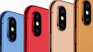 El iPhone será el plato fuerte del evento, de eso no cabe duda. Se espera que Apple anuncie un renovado iPhone X (todo apunta a que será llamado iPhone XS), además de una versión de mayor tamaño, un iPhone XS Plus (de 6.5″, contra las 5.8″ del actual), y un teléfono de bajo costo para reemplazar al iPhone 8 y 8 Plus con un sólo modelo. Este modelo de bajo costo sólo tendrá una única cámara (los dos iPhone XS tendrán cámaras duales), una pantalla de 6.1″ y no usará un panel OLED, sino LCD. Sin embargo, los tres teléfonos mantendrán el “look” presentado por el iPhone X el año pasado. Es decir: adiós botón de Home para siempre, hola gestos. Además de los nuevos iPhones, se espera que Apple presente un rediseño del Apple Watch, con una pantalla de mayor tamaño pero que mantendrá las dimensiones del actual. Es decir, bordes reducidos para el reloj.