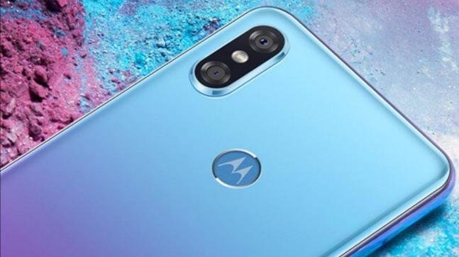 El Motorola One Power es uno de los teléfonos más comentados de estas semanas. Se trata del nuevo modelo de la firma, que destaca por hacer uso de Android One como sistema operativo. De esta manera, se convierte en el primero de la firma en tener esta versión del sistema operativo. Nos han ido llegando detalles sobre el teléfono, aunque ahora se han filtrado sus especificaciones completas. Por lo que este Motorola One Power no esconde ya apenas secretos para nosotros. Un teléfono que promete destacar especialmente por su autonomía, además de hacer uso de Android One, lo que le dará actualizaciones más rápidas en todo momento.
