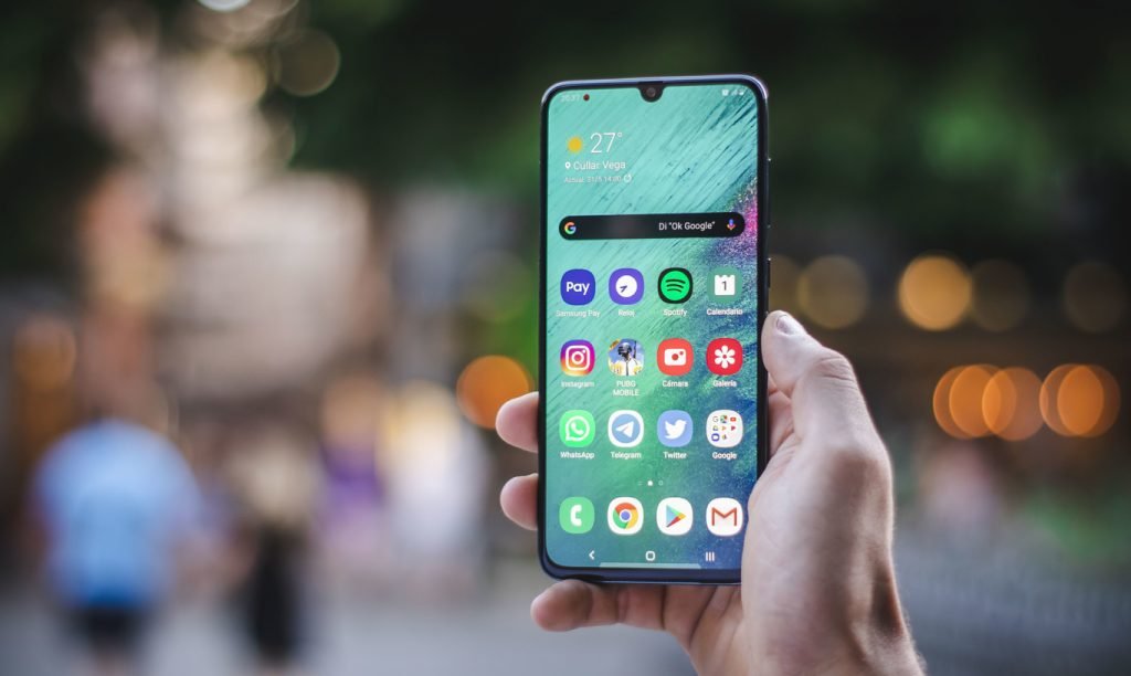 El Samsung Galaxy A70 alternativa que hace check en la totalidad de sus características una de las alternativas más interesantes para los que buscan un teléfono de gran tamaño con una bateria casi infinita