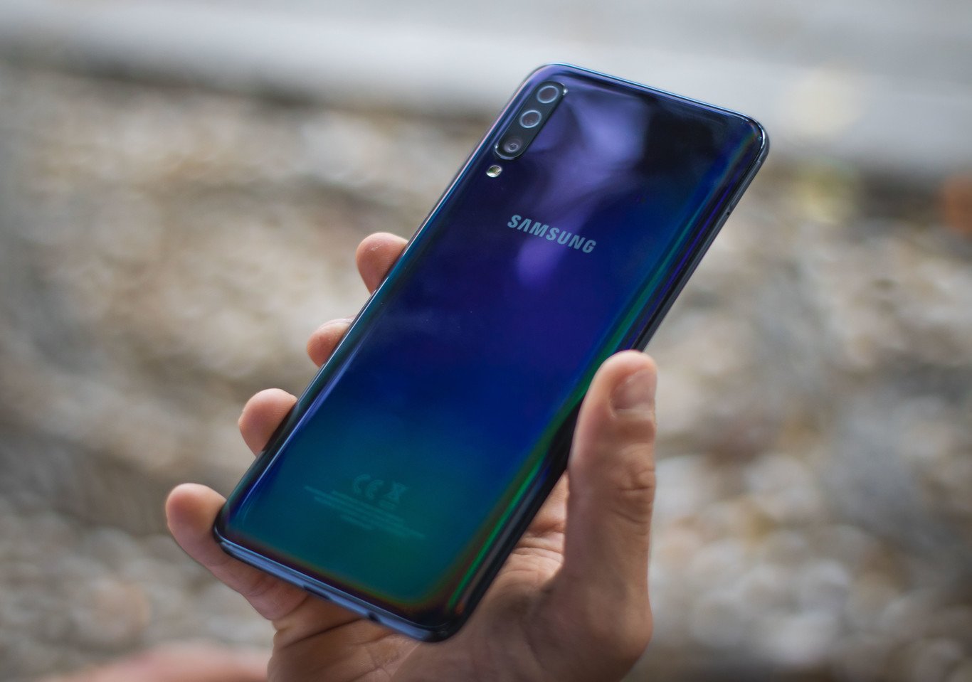El Samsung Galaxy A70 alternativa que hace check en la totalidad de sus características una de las alternativas más interesantes para los que buscan un teléfono de gran tamaño con una bateria casi infinita