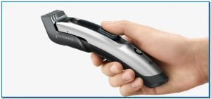 Dale cariño a tu cortadora de pelo. Limpia tu cortadora de pelo después de cada uso, eliminando los pelos de las cuchillas con un cepillo, desinfectándolas con alcohol y aplicando una capa fina del aceite lubricante que viene con ellas. Es un trabajo de pocos segundos a cambio de años de uso de la recortadora libre de problemas.