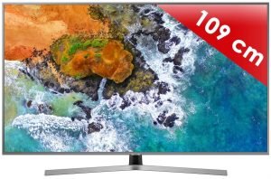 Presentados en la feria CES 2019, los Smart TV 2019 de Samsung marcan la próxima etapa en la evolución de los televisores inteligentes, ya que la pantalla se convierte en un centro de contenido y conectividad de dispositivos en el hogar. La línea de este año aprovecha las innovaciones de años anteriores, que incluyen la Universal Guide y One Remote Control, para proporcionar una experiencia enriquecida al hogar.   Equipado con el nuevo Bixby, una plataforma de conversación basada en inteligencia artificial, los Smart TV 2019 mejoran su experiencia de contenido, mientras también amplían el alcance de la vida conectada.   A continuación se presentan tres desarrollos clave para los Smart TV 2019 de la multinacional que cambiarán su forma de pensar acerca del contenido y la conectividad en el hogar:   1.Alianzas más sólidas, aún más contenido   Samsung amplió sus alianzas para proporcionar una mayor variedad de contenido a los espectadores. Desde transmisión Over The Top (OTT), TV en vivo hasta canales gratuitos y medios de estilo de vida. Actualmente, hay una amplia gama de contenido y servicios disponibles para elegir.   Además, en marzo  de este año entrará en vigor una alianza histórica con Apple, que permitirá que dispositivos con iOS, como el iPhone, el iPad y equipos Mac, transmitan directamente a los Smart TV de Samsung a través de Airplay 2, sin necesidad de Apple TV ni de una conexión adicional.   Los usuarios de Samsung en más de 100 países tendrán acceso exclusivo a la nueva aplicación Tunes Movies and TV Shows de Apple en los televisores Samsung cuando sea lanzada.   2.Una búsqueda más inteligente de contenido   Con una biblioteca tan amplia de contenido, a veces puede necesitar un poco de ayuda para encontrar lo que quiere ver, cuando quiere verlo. Los Smart TV 2019 están equipados con una guía universal (Universal Guide) avanzada que analiza las preferencias y la manera de ver contenido del usuario para ofrecer sugerencias personalizadas.   El nuevo Bixby es una plataforma de inteligencia artificial (IA) que hace preguntas intuitivas, fomentando conversaciones secuenciales para comprender mejor qué piensan los usuarios. Así como las personas se conocen mejor a través de cada conversación que tienen, el nuevo Bixby aprende más sobre las preferencias de cada usuario a partir de cada interacción, por lo que la plataforma de IA puede hacer sugerencias informadas sobre qué ver.   De igual forma,  el asistente inteligente, Bixby de los nuevos Smart TV también tiene más alcance y puede escuchar voces desde una distancia mayor, por lo que ya no necesita presionar el botón del altavoz del control remoto para hablar con el asistente inteligente.   3.Conectividad perfecta en todo el hogar   Los Smart TV 2019 pueden actuar como un centro para el hogar, lo que le permite controlar varios dispositivos en toda la casa con el panel de control SmartThings. SmartThings conecta y controla los dispositivos en el hogar de manera fluida, creando un ecosistema completo.   Los usuarios podrán crear automatizaciones para controlar dispositivos o crear una “escena” siempre que se cumplan ciertas condiciones, como una hora del día, el estado del dispositivo o la ubicación de los miembros de la familia. Por ejemplo: el aire acondicionado puede apagarse automáticamente cuando se detectan ventanas abiertas, o un smartphone puede encender las luces de su casa cuando su GPS indica que está cerca.   Así mismo, los nuevos Smart TV de Samsung pueden reforzar los sistemas de seguridad del hogar. Mientras las pantallas más pequeñas solo pueden mostrar la señal de alimentación de una cámara de CCTV a la vez, los Smart TV tienen pantallas más grandes que pueden mostrar simultáneamente imágenes de varias cámaras, lo que brinda a los usuarios una visión más completa de su ambiente de seguridad.   Otro desarrollo clave de estos televisores es el control de acceso remoto para dispositivos periféricos. El acceso remoto puede proporcionar a los usuarios control inalámbrico sobre las PC, notebooks, tablets y smartphones conectados, lo que les permite acceder de forma remota a sus programas y aplicaciones en una pantalla de TV más grande.   Gracias a su ecosistema abierto, los Smart TV 2019 pueden interactuar perfectamente con Alexa de Amazon y con Google Assistant. Los usuarios pueden navegar por una serie de operaciones simples como encender o apagar el dispositivo, controlar el volumen y cambiar de canal con su asistente de voz preexistente.