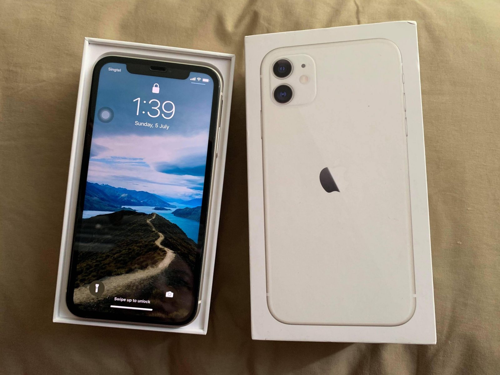 Apple iPhone - 11  64GB White