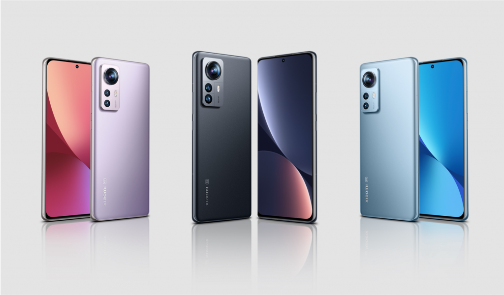 El Xiaomi 12 Pro es el verdadero flagship de la serie 12 de Xiaomi. Con una pantalla LTPO AMOLED de 6.73 pulgadas a resolución 1440 p y tasa de refresco de 120 Hz, el Xiaomi 12 Pro está potenciado por un procesador Snapdragon 8 Gen 1 de Qualcomm, junto con 8 GB o 12 GB de RAM y 128 GB o 256 GB de almacenamiento interno no expandible. En el dorso del Xiaomi 12 Pro encontramos un conjunto de tres cámaras de 50MP, wide, ultrawide y telefoto, respectivamente, mientras que la cámara selfie es de 32MP. Una batería de 4600 mAh de carga rápida de 120 W y compatible con carga inalámbrica alimenta al Xiaomi 12 Pro que completa sus características con unos altavoces estéreo optimizados por Harman Kardon, lector de huellas bajo la pantalla, y MIUI 13 basado en Android 12. Características principales Pantalla: 6.73", 1440 x 3200 pixels Procesador: Snapdragon 8 Gen 1 3GHz RAM: 8GB/12GB Almacenamiento: 128GB/256GB Expansión: sin microSD Cámara: Triple, 50MP+50MP+50MP Batería: 4600 mAh OS: Android 12 Perfil: 8.2 mm Peso: 205 g