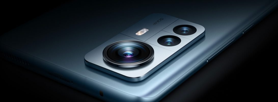 El Xiaomi 12 Pro es el verdadero flagship de la serie 12 de Xiaomi. Con una pantalla LTPO AMOLED de 6.73 pulgadas a resolución 1440 p y tasa de refresco de 120 Hz, el Xiaomi 12 Pro está potenciado por un procesador Snapdragon 8 Gen 1 de Qualcomm, junto con 8 GB o 12 GB de RAM