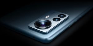 El Xiaomi 12 Pro es el verdadero flagship de la serie 12 de Xiaomi. Con una pantalla LTPO AMOLED de 6.73 pulgadas a resolución 1440 p y tasa de refresco de 120 Hz, el Xiaomi 12 Pro está potenciado por un procesador Snapdragon 8 Gen 1 de Qualcomm, junto con 8 GB o 12 GB de RAM