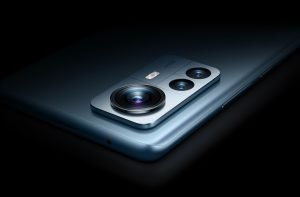 El Xiaomi 12 Pro es el verdadero flagship de la serie 12 de Xiaomi. Con una pantalla LTPO AMOLED de 6.73 pulgadas a resolución 1440p y tasa de refresco de 120Hz, el Xiaomi 12 Pro está potenciado por un procesador Snapdragon 8 Gen 1 de Qualcomm, junto con 8GB o 12GB de RAM y 128GB o 256GB de almacenamiento interno no expandible. En el dorso del Xiaomi 12 Pro encontramos un conjunto de tres cámaras de 50MP, wide, ultrawide y telefoto, respectivamente, mientras que la cámara selfie es de 32MP. Una batería de 4600 mAh de carga rápida de 120W y compatible con carga inalámbrica alimenta al Xiaomi 12 Pro que completa sus características con unos parlantes stereo optimizados por Harman Kardon, lector de huellas bajo la pantalla, y MIUI 13 basado en Android 12. Características principales Pantalla: 6.73", 1440 x 3200 pixels Procesador: Snapdragon 8 Gen 1 3GHz RAM: 8GB/12GB Almacenamiento: 128GB/256GB Expansión: sin microSD Cámara: Triple, 50MP+50MP+50MP Batería: 4600 mAh OS: Android 12 Perfil: 8.2 mm Peso: 205 g