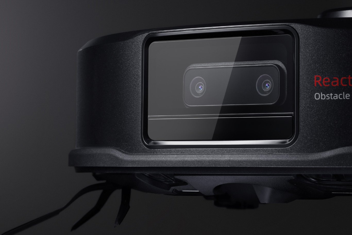 Roborock S6 MaxV Roborock S6 MaxV: el nuevo robot aspirador con doble cámara que identifica y esquiva hasta las caquitas de las mascotas  Roborock acaba de anunciar el nuevo Roborock S6 MaxV, un robot aspirador con doble cámara frontal, sensor LiDAR y procesador Qualcomm. No es una implementación menor, puesto que este chip da vida a ReactiveAI, una inteligencia artificial que permite al robot identificar y evitar los objetos que haya en suelo, como zapatos, básculas e incluso "desechos de mascotas", según explican desde la compañía.  El robot tiene una potencia de succión de 2.500 pascales, o lo que es lo mismo, un 25 % más de potencia que el Roborock S6. La batería asciende a 5.200 mAh y, de acuerdo a Roborock, ofrece una autonomía de hasta tres horas en modo silencioso. De las opciones de limpieza hablaremos más adelante, porque hay algunas novedades interesantes. El Roborock S6 MaxV llegará a Europa a finales del segundo trimestre de 2020 y su precio será de 649 euros.  Ficha técnica del Roborock S6 MaxV ROBOROCK S6 MAXV  DIMENSIONES 35,3 x 35 x 9,65 cm  PESO 3,7 kilos  NAVEGACIÓN Doble cámara LiDAR  CAPACIDAD DEPÓSITO SÓLIDOS 460 ml  CAPACIDAD TANQUE AGUA 297 ml  CONECTIVIDAD WiFi  APP Sí  PROGRAMABLE í  BATERÍA 5.200 mAh 66W  AUTONOMÍA Hasta 180 minutos  Un procesador de Qualcomm para que el robot identifique obstáculos  En lo que a estética se refiere, a simple vista es muy parecido al resto de robots aspiradores del mercado. En la zona superior central está el módulo con el escáner LiDAR y, justo enfrente, los tres botones con los que encenderlo, apagarlo y mandarlo a la base para su recarga. Lo más llamativo está en la zona delantera, y es que Roborock ha implementado un sistema de doble cámara que le permitirán al robot "ver" e identificar los obstáculos que haya durante la sesión de limpieza.  ¿Cómo? La firma explica que es gracias a ReactiveAI y al procesador Qualcomm APQ8053. ReactiveAI es una inteligencia artificial basada en redes neuronales convoluciones que procésa hasta 30 imágenes por segundo capturadas por la doble cámara para identificar obstáculos. Estas redes neuronales han sido previamente entrenadas con "decenas de miles de imágenes" para que el robot sepa distinguir un obstáculo y, en lugar de seguir hacia delante o rebotar en dirección contraria, simplemente lo evite.  La IA estima la precisión geométrica, incluida la profundidad del objeto, y simplemente lo rodea. De acuerdo a Roborock, cualquier objeto de tres centímetros de altura se puede ver y evitar, lo que incluye elementos como un zapato, una mochila o los ya mencionados residuos orgánicos de mascotas. La compañía ha hecho hincapié en que las imágenes captadas no se mandan a ningún lado, sino que se almacenan y procesan en el propio robot, que luego las elimina. Como dato a tener en cuenta, la lista de objetos que detecta se va a actualizando y la idea es que, con el paso del tiempo, el robot sea capaz de identificar nuevos obstáculos.  Hablemos de limpieza  Conocida la IA del dispositivo, veamos qué ofrece en términos de limpieza pura y dura. El Roborock S6 MaxV tiene una potencia de aspirado máxima de 2.500 pascales y se vale de un cepillo con cerdas para llevar la suciedad al almacén, cuya capacidad es de 460 ml. También puede fregar si le acoplamos una mopa gracias a un tanque de agua de 297 ml.  El robot cuenta con un sistema multinivel que permite configurar hasta diez zonas prohibidas por cada planta y configurar el tipo de limpieza según la estancia, de forma que se le puede pedir que aspire en todas las zonas, pero que no friegue en un cuarto si allí hay una alfombra, por ejemplo. Y hablando de estancias, también se puede programar para que limpie las habitaciones en el orden que el usuario desee y con una potencia determinada. El filtro es un EPA E11 lavable que, de acuerdo a Roborock, captura el 95% de los contaminantes de la casa.  En lo referente a autonomía, el robot tiene 5.200 mAh y se carga en unas seis horas. Con esta batería, el fabricante afirma que es capaz de aspirar hasta 300 metros cuadrados y de fregar hasta 250 metros cuadrados. Si preferimos hablar de tiempo, la marca promete hasta 180 minutos en modo silencioso. Si hay desniveles en la casa, el robot podrá pasar de uno a otro siempre y cuando no superen los dos centímetros de altura.  Por último, cabe destacar que el Roborock S6 MaxV tiene un sistema de carga inteligente que permite que se cargue lo justo y necesario para terminar la limpieza. Por ejemplo, si le falta por limpiar la mitad de la casa y el robot estima que puede hacerlo con un 50% de batería, volverá solo a la base de carga, se cargará hasta el 50 % y volverá al lugar en el que se quedó para concluir con la tarea.