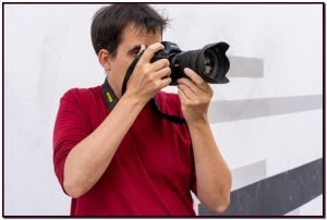 Nikon Z8, análisis: la cámara más interesante para los profesionales en la actualidad. La nueva Nikon Z8 es la cámara profesional que muchos seguidores de Nikon estaban esperando desde hace tiempo. Es la sucesora de la mítica D850. Tiene el sensor de su hermana mayor, la Z9, en un cuerpo más pequeño. Y es el modelo más interesante de Nikon en la actualidad por su tamaño, funciones y precio. La nueva Nikon Z8 es una cámara sin espejo con un sensor de 45,7 MP, que permite hacer vídeo RAW a 8K y que permite una ráfaga de 120 fps dentro de un cuerpo compacto con la reconocida calidad de los equipos profesionales de la marca.
