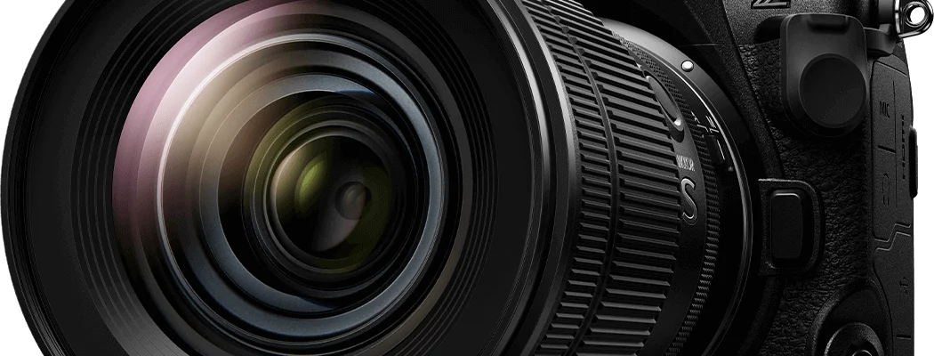 MONTURA Montura Z de Nikon SENSOR CMOS FX de 35,9 mm x 23,9 mm de 45,7 Mp PROCESADOR Expeed 7 SENSIBILIDAD ISO 64-25600 VISOR 1,27 cm, visor electrónico OLED de aproximadamente 3690 k puntos PANTALLA LCD abatible TFT táctil de inclinación vertical y horizontal con ángulo de visión de 170° ESTABILIZACIÓN Desplazamiento del sensor de imagen de 5 ejes ENFOQUE AUTOMÁTICO Detección de fase híbrida/AF de detección de contraste con ayuda AF con 493 puntos de enfoque disponibles VELOCIDAD DE OBTURACIÓN De 1/32000 a 30 s (elija entre los tamaños de paso de 1/3, 1/2 y 1 EV, ampliable hasta 900 s en el modo M); opciones Bulb y Time VELOCIDAD DE DISPARO Hasta 120 fps (en formato jpeg); 20 fps en formato RAW CONEXIONES Conectores USB de tipo C; conector USB de datos (SuperSpeed USB); conector USB de suministro de energía; HDMI tipo A; toma estéreo de minicontactos (3,5 mm TARJETAS COMPATIBLES CFexpress (Tipo B), XQD, SD, SDHC (compatible con UHS-II), SDXC (compatible con UHS-II) VÍDEO N-RAW (12 bits), Apple ProRes RAW HQ (12 bits), Apple ProRes 422 HQ (10 bits), H.265/HEVC (8 bits/10 bits), H.264/AVC (8 bits) DIMENSIONES (AN X AL X F) 144 x 118.5 x 83 mm PESO 910g con batería y tarjetas