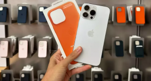 ¿Dónde es más barato un iPhone? Si vives en Cataluña, o cerca, puede que Andorra sea un lugar interesante, ¿verdad? Pues bien, los impuestos son mucho menores 4,5 %, saben lo que ocurre con este tipo de productos, e incluso tiendas como K-Tuin, la cual solo se ubica en España, es el único distribuidor a nivel mundial aceptado por Apple y garantizado por Apple, tiene una tienda allí, con unos precios mucho más económicos.