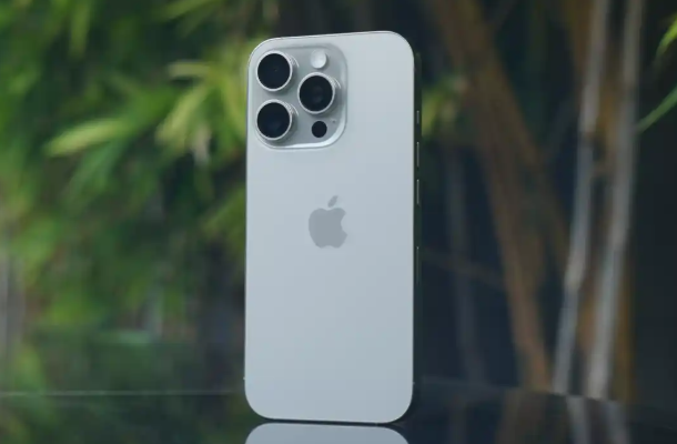 Habrá cuatro modelos igualmente: iPhone 17, iPhone 17 Air, iPhone 17 Pro y iPhone 17 Pro Max. El iPhone 17 Air destacará por tener un diseño ultradelgado de alrededor de 5,5 milímetros. El iPhone 17 tendrá un diseño parecido al iPhone 16. Los iPhone 17 Pro y 17 Pro Max sí tendrán un cambio en el módulo de cámaras con un módulo que ahora ocupará toda la parte superior trasera. Solo el iPhone 17 Air traerá el material de titanio que traían los iPhone 15 Pro y 15 Pro Max, así como los iPhone 16 Pro y 16 Pro Max. Los materiales para el resto de la gama serán aluminio y vidrio. Se espera que el nuevo diseño de los 'Pro' sea mucho más resistente a golpes y arañazos. En Applesfera iOS 26 ya es un éxito rotundo antes de su lanzamiento: su beta rompe récords y es la señal definitiva de que merece la pena instalarla Los imanes de MagSafe estarán ahora más abajo en los modelos 'Pro'. Debido a ese cambio de MagSafe, el icono de la manzana bajará su posición (ya hay imágenes conceptuales para verlo). Estos serían los colores elegidos: negro, plata, gris, azul, verde y púrpura para el iPhone 17 / negro, plata, azul cielo y dorado para el iPhone 17 Air / negro, plata, gris, azul y naranja para los iPhone 17 Pro y 17 Pro Max. Todos tendrán un chip A19, solo que los 'Air', 'Pro' y 'Pro Max' tendrán una variante A19 Pro (aunque con un núcleo menos de GPU en el 'Air'). Habrá un aumento de memoria integrada en los 'Air', 'Pro' y 'Pro Max' llegando a los 12 GB (el iPhone 17 apunta a tener 8 GB). Los modelos 'Pro' traerán un nuevo sistema de refrigeración al incorporar una cámara de vapor en su interior. Los tamaños de la pantalla serán: 6,3 pulgadas para el iPhone 17 y 17 Pro, 6,6 pulgadas para el iPhone 17 Air y 6,9 pulgadas para el iPhone 17 Pro Max. Todos tendrán 120 Hz de tasa de refresco. Los modelos 'Pro' tendrán panel antirreflejos. La cámara selfie aumentará su resolución pasando a tener 24 megapíxeles. Las cámaras traseras tendrán 48 megapíxeles en todos los casos, aunque no todos tendrán el mismo número. Cámara principal y gran angular para el iPhone 17, cámara principal para el iPhone 17 Air y cámara principal, gran angular y telefoto para los iPhone 17 Pro y 17 Pro Max. El zoom óptico 8x podría ser una realidad en los modelos 'Pro'. En grabación de vídeo, los modelos 'Pro' podrían llegar a una resolución 8K y añadir funciones de grabación simultánea con cámaras traseras y delantera. Podría debutar una nueva app de cámara profesional independiente a la normal que ya conocemos. La capacidad de batería del iPhone 17 Air apunta a ser de entre 2.800 y 3.000 mAh (se desconoce con exactitud la del resto de modelos). Mejorará la carga inalámbrica con MagSafe al adoptar el estándar Qi 2.2, llegando hasta los 25 W. Todos los modelos contarán con Wi-Fi 7. Se espera que al menos en el iPhone 17 Air debute el módem C1 para la conectividad 5G. Serán los primeros iPhone que, ya desde el momento de su lanzamiento, cuenten con el nuevo sistema de etiquetado europeo. Se rumorea una subida de precios, aunque no está claro aún que también vaya a llegar a Europa.