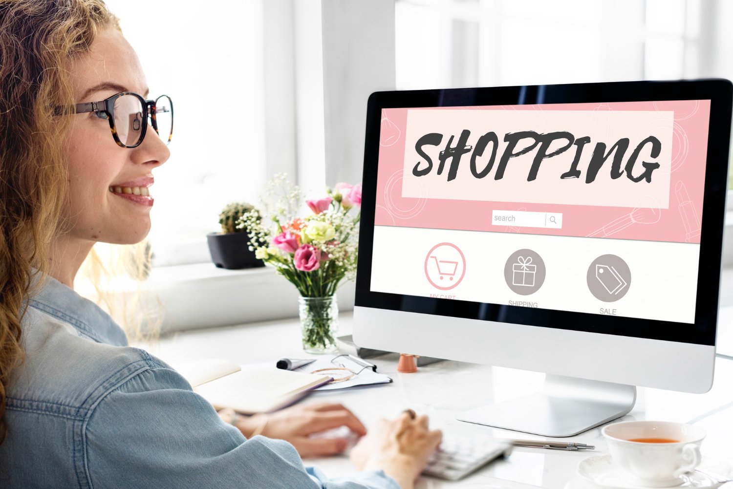 Mejores productos para vender online. Llámanos o escriba y les ayudaremos a crear su negocio online. T.+376360387 - +33786568901.
1. Electrónica
El universo de la electrónica sigue siendo uno de los más demandados en el comercio online. Incorporarse a este sector nunca es tarde: desde productos de moda como freidoras de aire, humidificadores o asistentes inteligentes, hasta electrodomésticos imprescindibles como frigoríficos, microondas o lavadoras. La venta de ordenadores, móviles y accesorios también se ha disparado, especialmente gracias al auge del teletrabajo, que ha impulsado la inversión en equipos de calidad.
2. Artículos deportivos
Cada vez más personas entrenan en casa, lo que convierte a los productos deportivos en una excelente opción de venta digital. Esterillas de yoga, mancuernas, bandas elásticas y otros complementos sencillos de distribuir se han vuelto esenciales para quienes buscan mantenerse activos sin salir de su hogar.
3. Moda y complementos
Comprar ropa y accesorios por Internet ya es parte del día a día. Aunque la oferta es amplia, siempre hay espacio para diferenciarse con una marca auténtica y reconocible. Además, la ropa de segunda mano está ganando terreno como alternativa sostenible frente a la moda rápida, atrayendo a consumidores que buscan estilo con conciencia ecológica.
4. Salud y belleza
El cuidado personal y la cosmética viven un auge gracias a las redes sociales. Cremas, serums, maquillaje o productos para el cabello se consumen con frecuencia, lo que asegura compras recurrentes si logras fidelizar clientes. La clave está en especializarse en un segmento concreto y crecer desde ahí, ofreciendo artículos que combinen calidad y tendencia.
5. Hogar y decoración
Pasar más tiempo en casa ha despertado el interés por crear ambientes acogedores. La demanda de muebles y objetos decorativos es alta, y no siempre se buscan piezas nuevas: los muebles vintage y las antigüedades están de moda. Incluso pequeños detalles como lámparas o jarrones pueden marcar la diferencia si ofrecen diseños originales.
6. Oficina en casa
El teletrabajo ha transformado los hogares en espacios laborales. Por eso, los artículos de oficina se han convertido en productos muy solicitados: escritorios funcionales, sillas ergonómicas o soportes para portátiles son inversiones habituales de quienes buscan comodidad y productividad en su día a día.
7. Juegos y entretenimiento
Los juegos, tanto para adultos como para niños, son un clásico del comercio online. Los de mesa siguen siendo favoritos para compartir en familia, mientras que los juguetes temáticos de películas o cómics atraen a coleccionistas. Además, los juegos de cartas para adultos ofrecen nuevas oportunidades de diversificación.
8. Productos para mascotas
Las mascotas ocupan un lugar central en los hogares, y sus dueños cada vez invierten más en su bienestar. Comida especializada, juguetes, correas, camas o accesorios de todo tipo forman parte de un mercado en constante crecimiento, con gran potencial de fidelización.
9. Alimentación y bebidas
La venta de alimentos online funciona especialmente bien cuando se ofrecen productos exclusivos: artesanales, importados o difíciles de encontrar en supermercados. Los artículos saludables, veganos o aptos para celíacos están en tendencia y representan un nicho atractivo para quienes buscan diferenciarse.
10. Regalos personalizados
Los obsequios únicos y hechos a medida han ganado popularidad. Este sector es ideal para quienes tienen habilidades creativas: tazas, llaveros, cuadros o accesorios personalizados aportan un valor emocional que los clientes aprecian. La clave está en ofrecer algo distintivo que convierta cada regalo en una experiencia irrepetible.